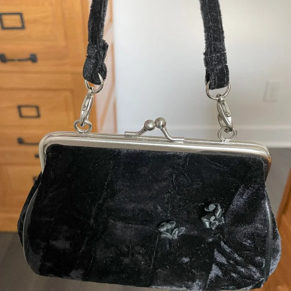 Adorable black velvet purse clutch with detachable handle - Picture 1 of 5